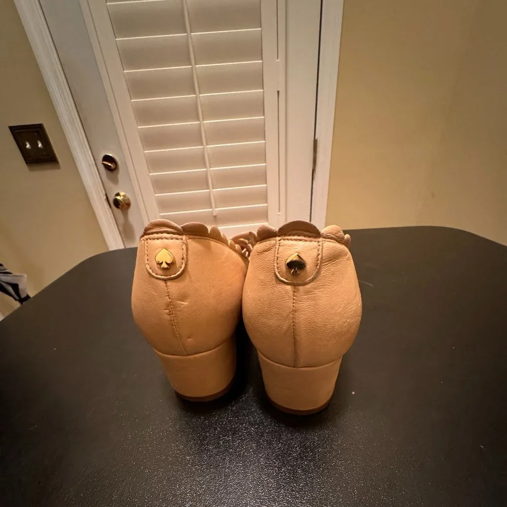 Kate Spade size 7.5 leather pumps Yasmin leather scalloped block heel pumps nude